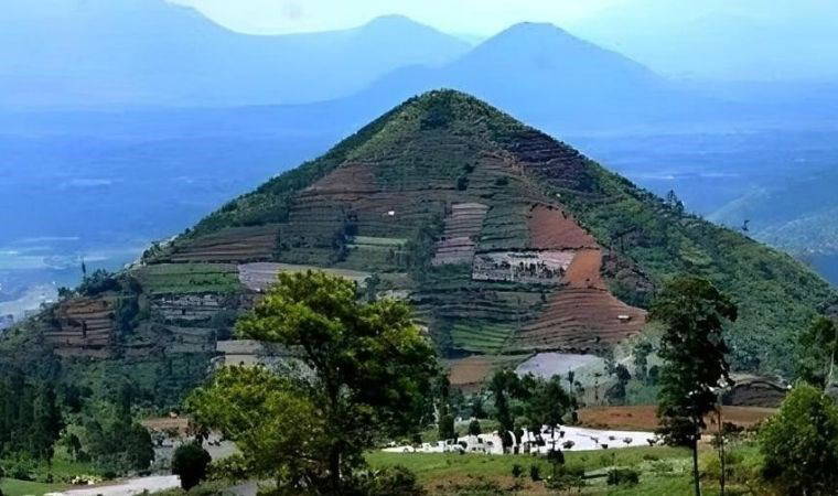 25 bin yıllık gizem bilim dünyasını karıştırdı: Gunung Padang Piramidi insan yapımı değil mi?