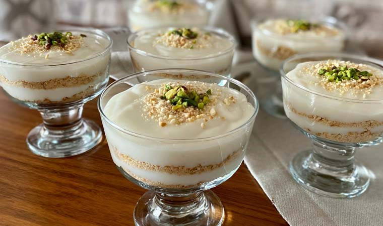 Az malzemeyle kıvamlı muhallebi tarifi... Hem ekonomik hem lezzetli