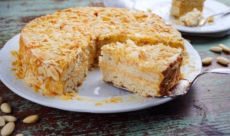 En kolay ve en lezzetli haliyle çayın yanına tatlı bir dokunuş: Bademli kek tarifi