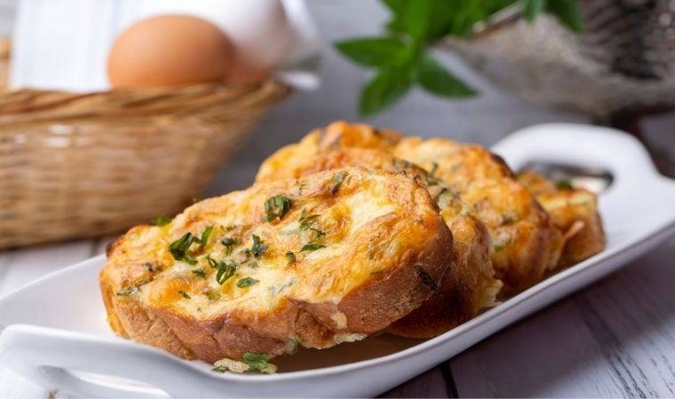 Çıtır çıtır dokusuyla enfes bir kahvaltılık: Fırında yumurtalı ekmek tarifi