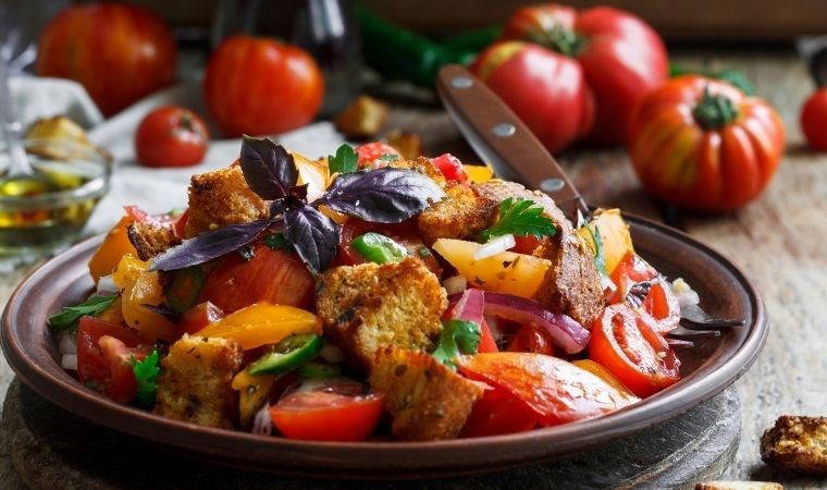İtalyan mutfağının ferahlığı 15 dakikada sofralarınızda: Panzanella tarifi