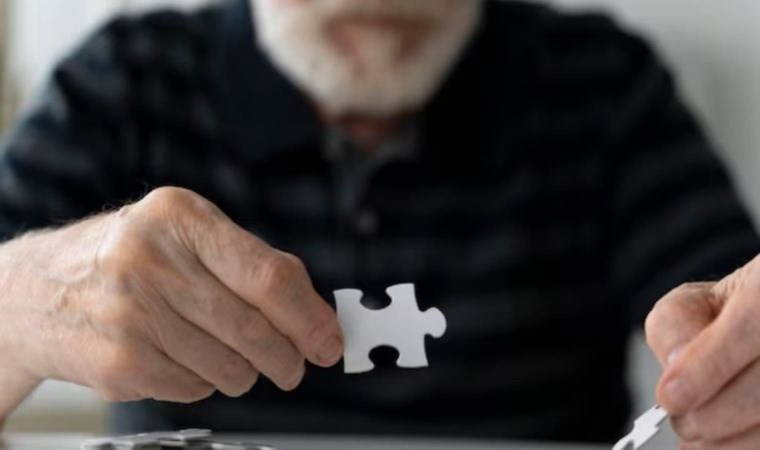 Uzmanlardan demans uyarısı: Alkol beyni küçültüyor