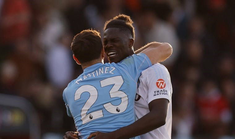 Aston Villa, 10 kişiyle galip geldi!