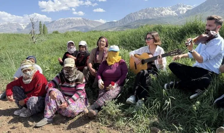 Tarlada çalışan kadınlara sürpriz Anneler Günü konseri