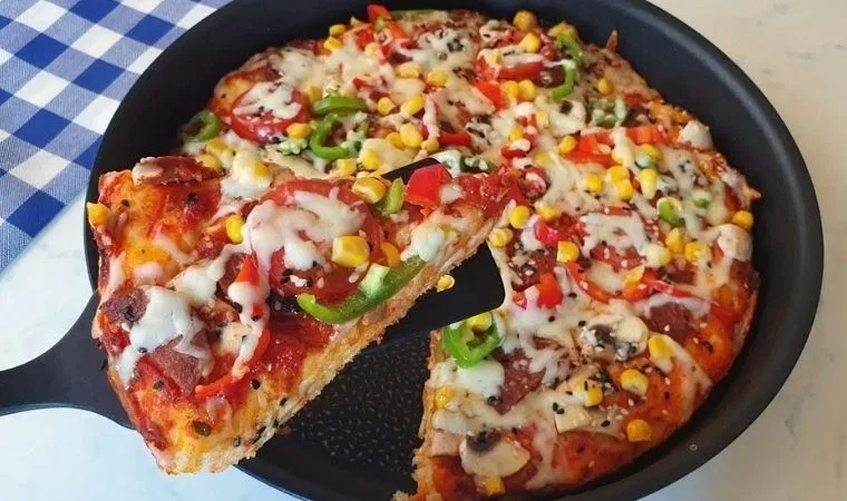 Fırınsız, hamursuz 10 dakikada lavaş pizza tarifi