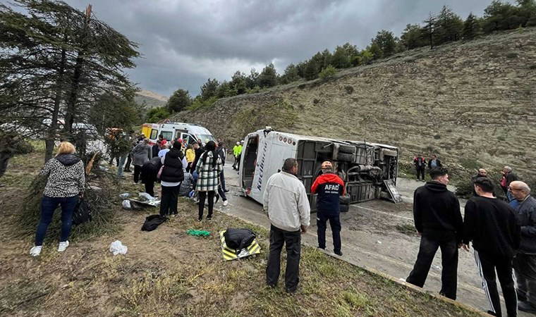 Son dakika... Isparta'da yolcu midibüsü devrildi: Çok sayıda yaralı!