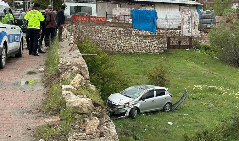 Direksiyon hakimiyetini kaybetti... Malatya'da istinat duvarına çarpan araç bahçeye uçtu: 2 yaralı