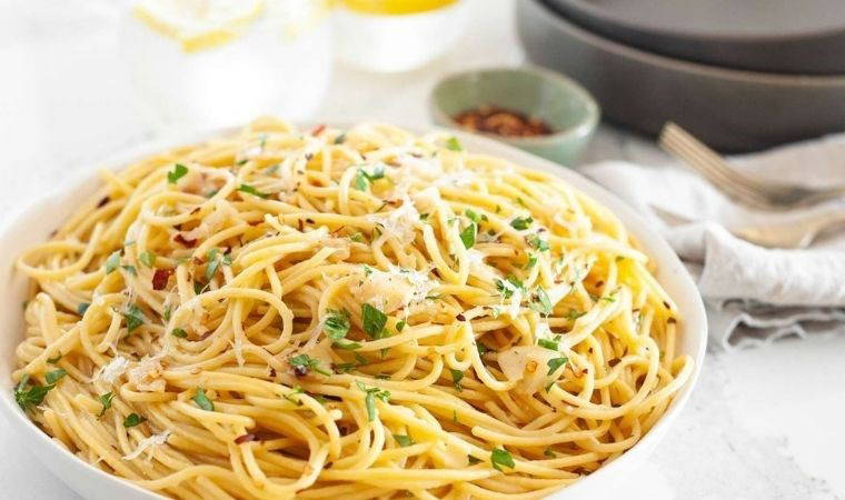 Az malzeme çok lezzet: Spaghetti Aglio e Olio Tarifi