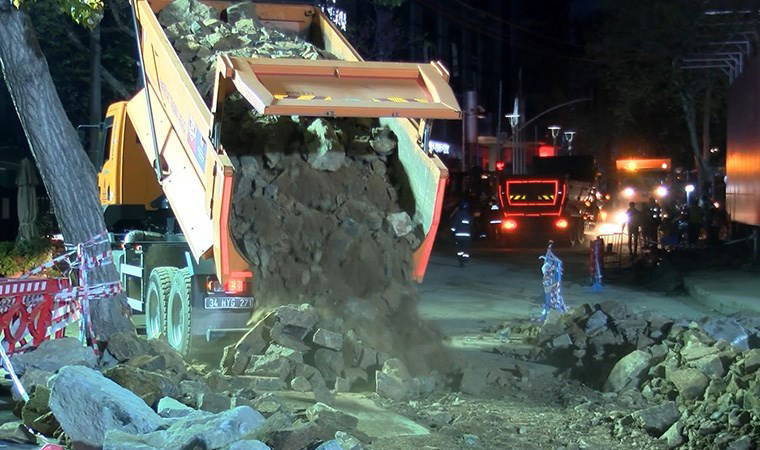 Sarıyer'de yol çökmüştü: Onarım çalışmaları gece boyunca sürdü