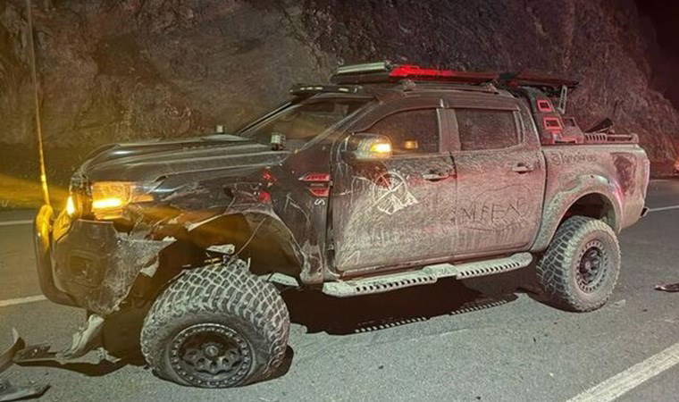 Hakkari'de faciadan dönüldü! 2 pikap çarpıştı: 8 kişi yaralandı