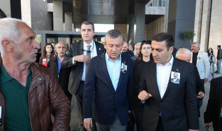 Son Dakika... Özgür Özel'e Sırrı Süreyya Önder'in cenaze töreninde yumruklu saldırı