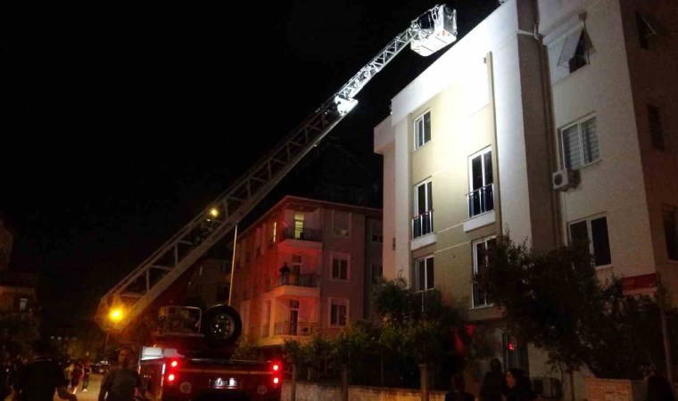 Apartmanda yangın paniği: Binadakiler çatıya çıktı!