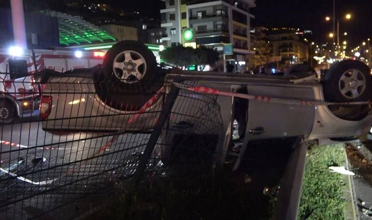 Alanya'da faciadan dönüldü! Takla atan otomobil hurdaya döndü: 2 yaralı