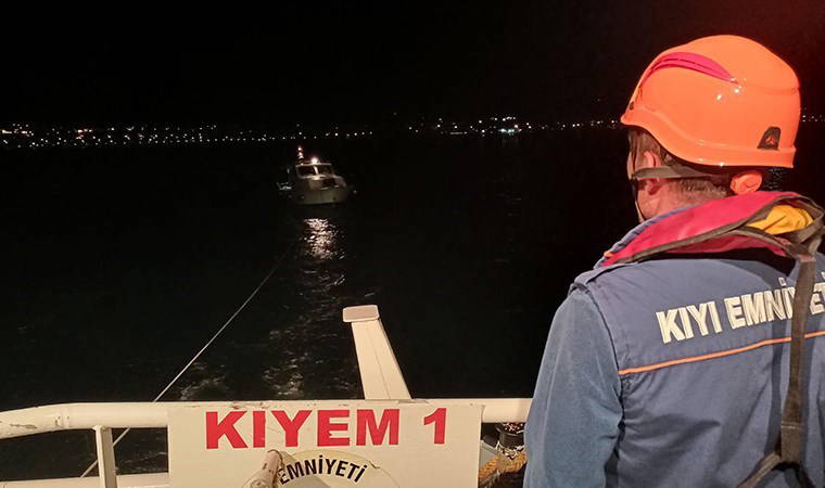 Çanakkale Boğazı'nda panik anları: Sürüklenen tekne kurtarıldı!