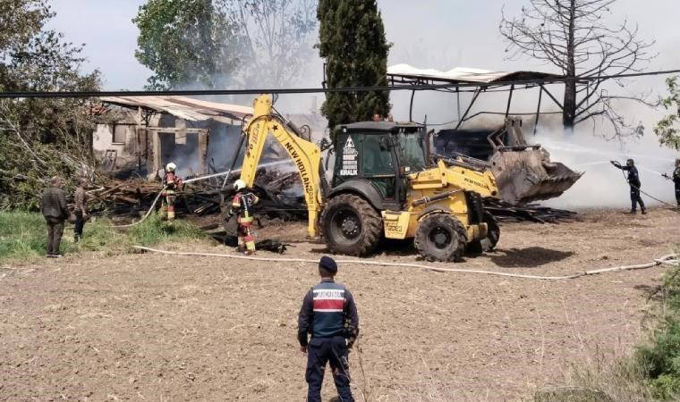 Balıkesir'de kereste deposunda yangın!