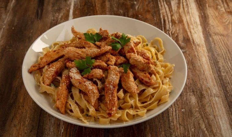 İtalya'nın en lezzetlisi kremayla buluşuyor: Tavuklu Fettuccine Alfredo