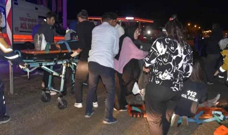 Gümüşhane'de otomobiller çarpıştı: 2'si yaya, 11 yaralı