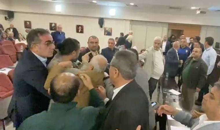 Karşıyaka meclisi karıştı! İzmir'de AKP'li meclis üyesi kürsüye yürüdü: 'Ağzını yüzünü dağıtırım!'
