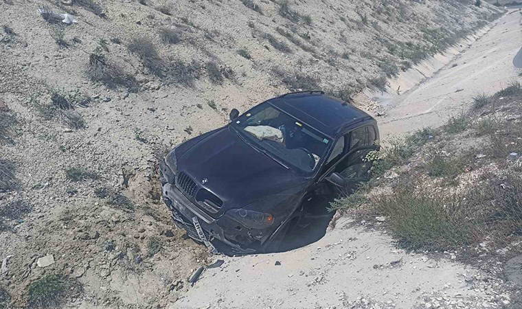 Kontrolden çıktı! Darende'de araç yol kenarına devrildi: Sürücü yaralandı