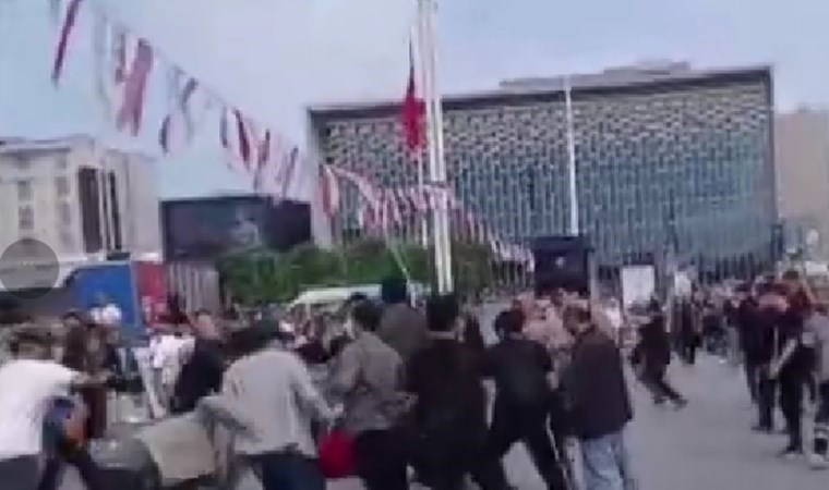 Taksim'de hareketli anlar: İki grup tekme tokat birbirine girdi