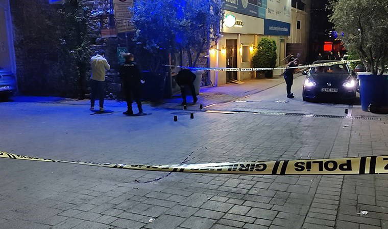 Beşiktaş'ta korku dolu anlar! Eğlence mekanı çıkışında silahlı kavga: 1 yaralı