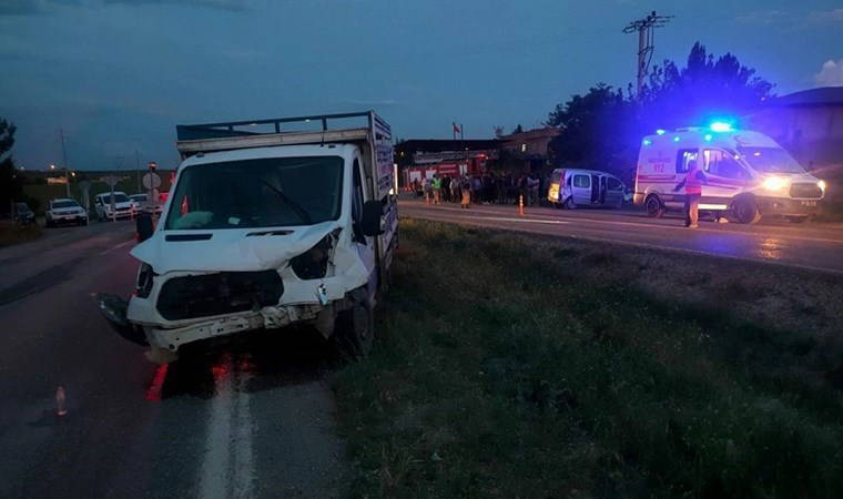 Siirt'te faciadan dönüldü! Kamyonet ile hafif ticari araç çarpıştı: 6 yaralı