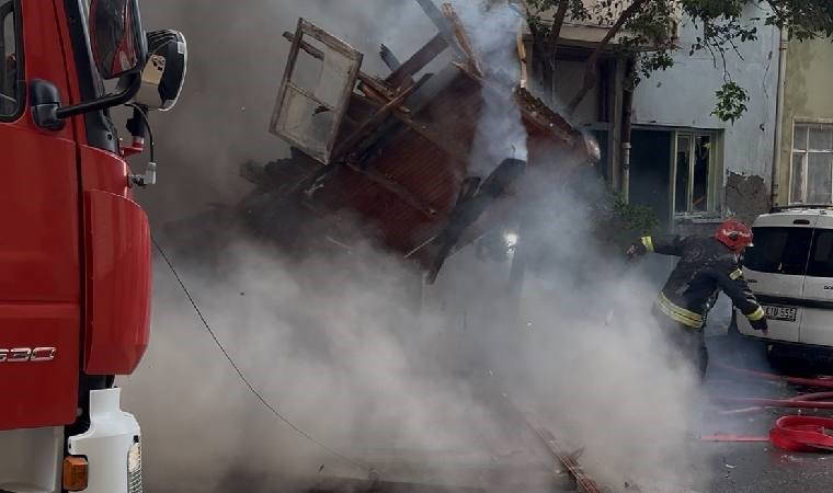 Yanan ahşap evin duvarı itfaiye erlerinin üzerine düştü!