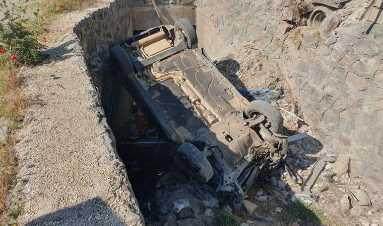 Gaziantep'te traktörle çarpışan araç kanala uçtu: Yaralılar var!