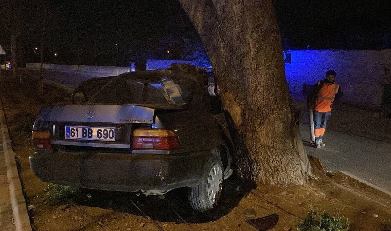 Konya'da ağaca çarpan otomobilin sürücüsü ağır yaralandı!