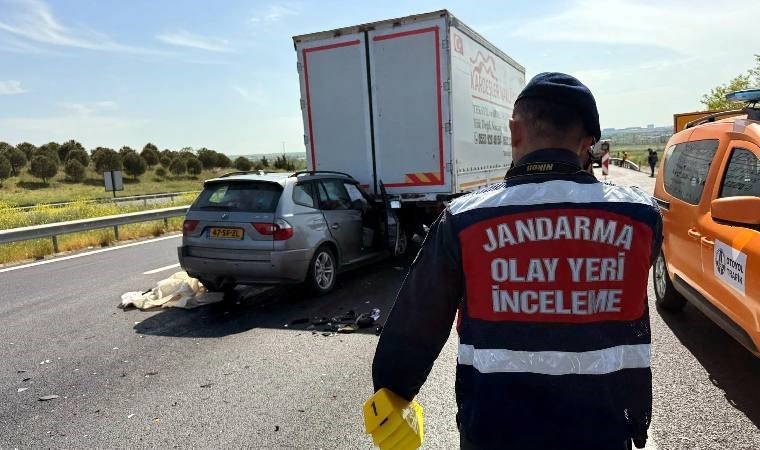 TEM'de feci kaza... Cip, kamyona çarptı: Yaralılar var!
