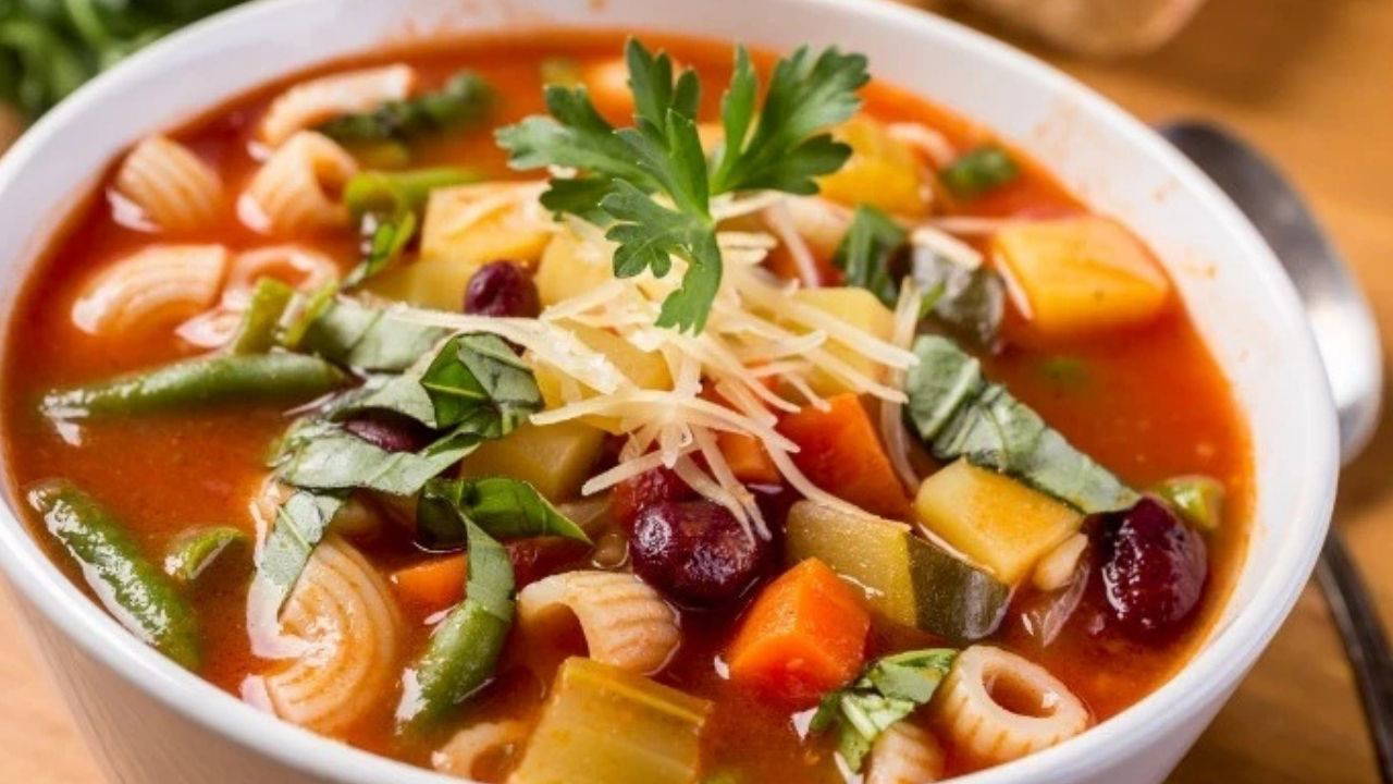 İtalya’nın renkli sebze çorbası: Minestrone tarifi