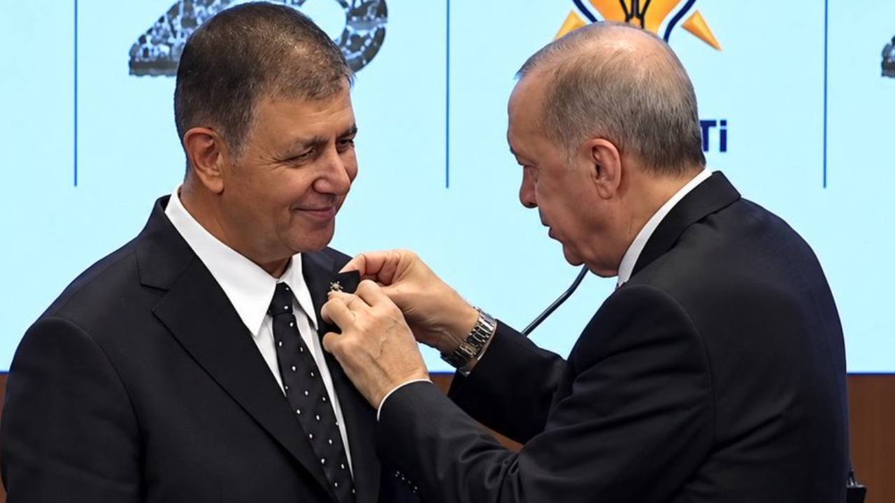 Cemil Tugay rozeti taktı, Erdoğan'a övgüler dizdi!