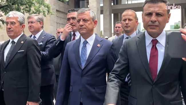 Özgür Özel kalabalığa seslendi