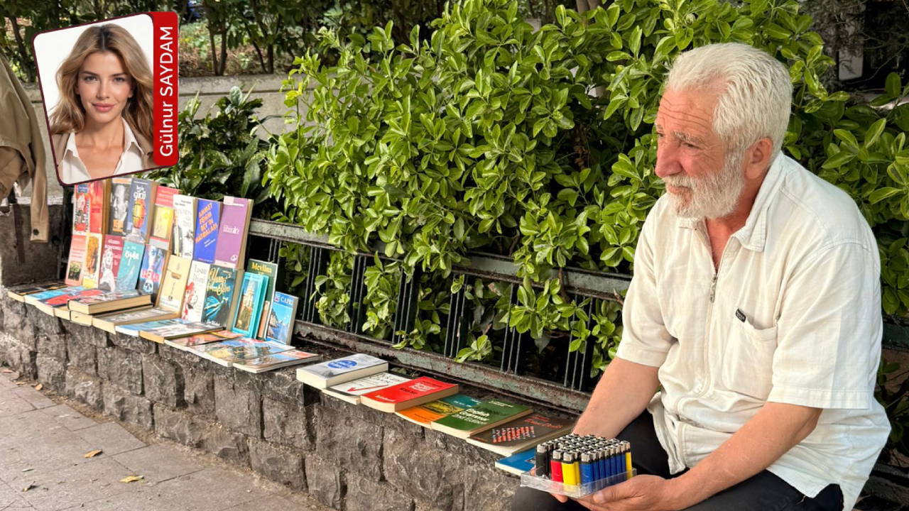 Kadıköy’de emekli yurttaşın geçim mücadelesi: Evdeki kitaplarını satıyor