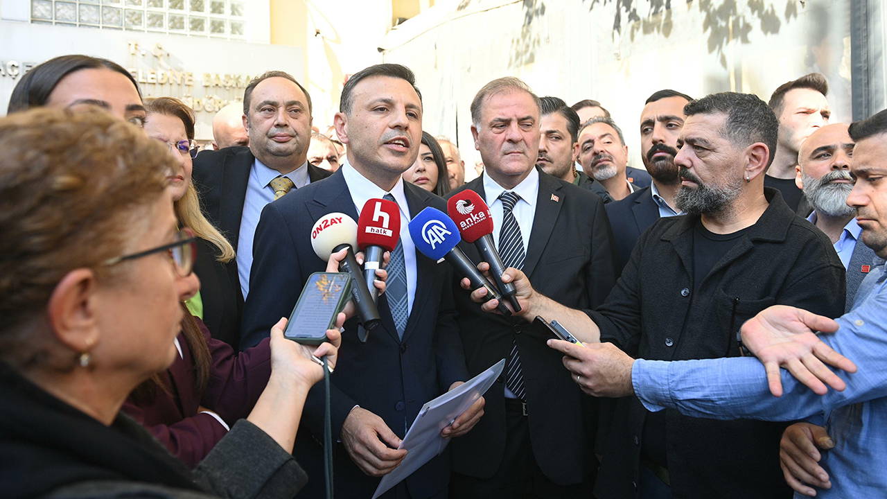 Yeniden CHP İstanbul İl Başkanı seçilen Özgür Çelik mazbatasını aldı!