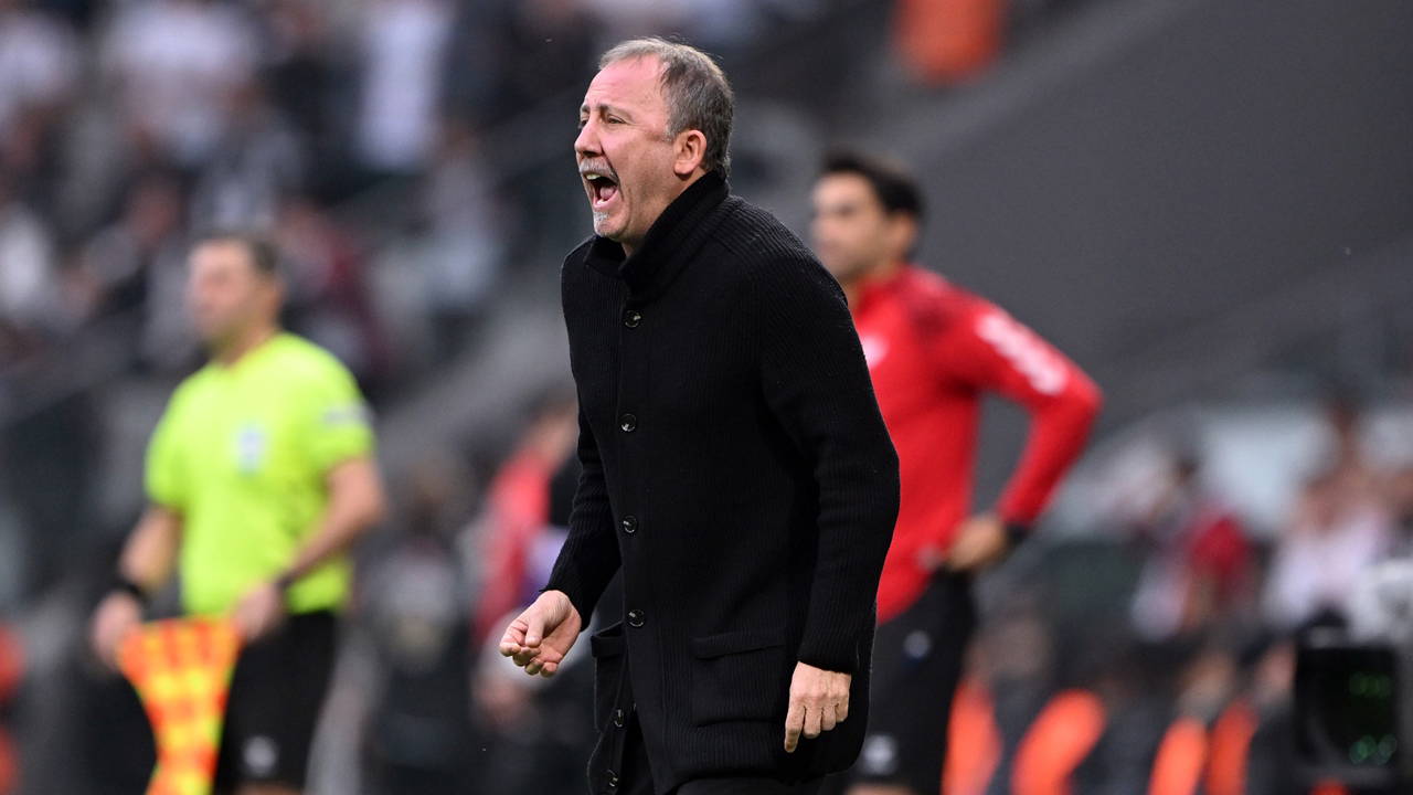 Beşiktaş taraftarından Serdal Adalı ve Sergen Yalçın'a tepki! 