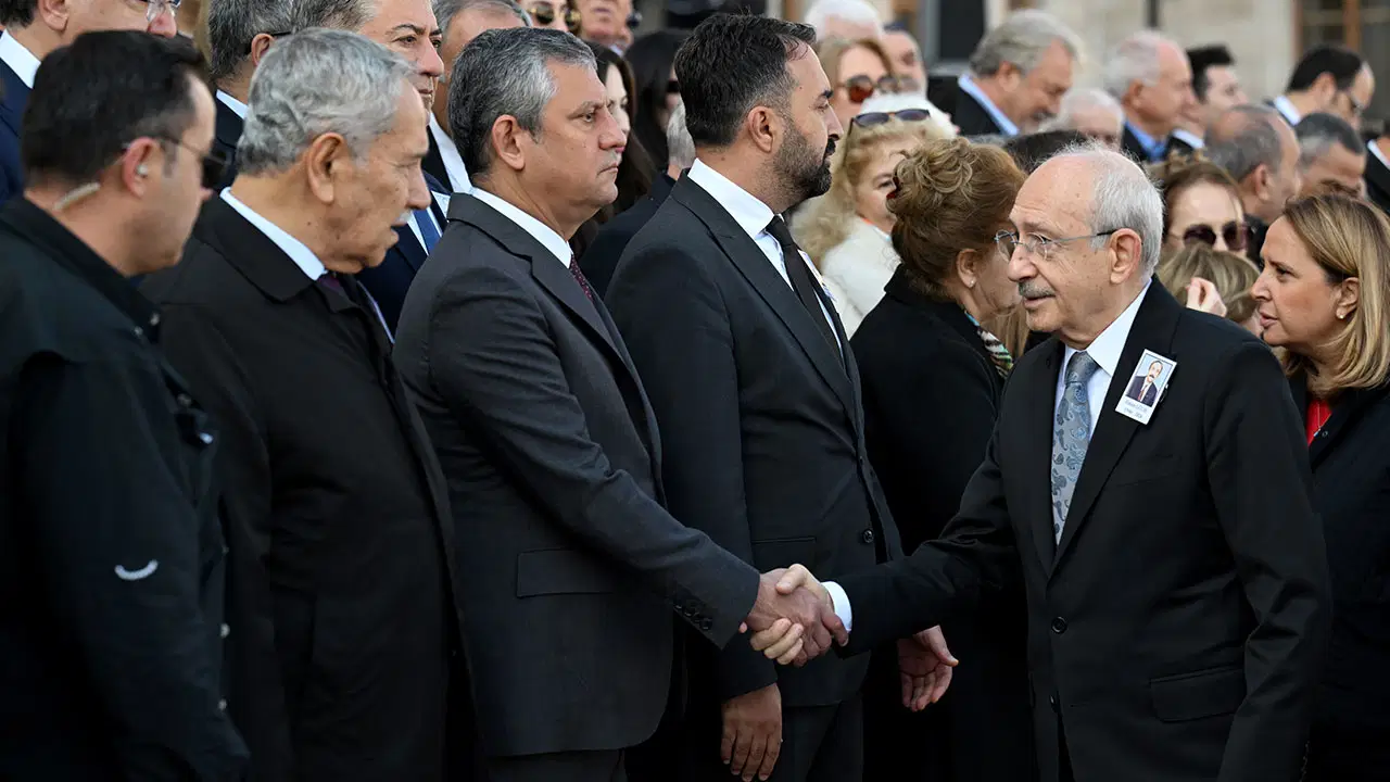 Özel ve Kılıçdaroğlu cenazede karşılaştı