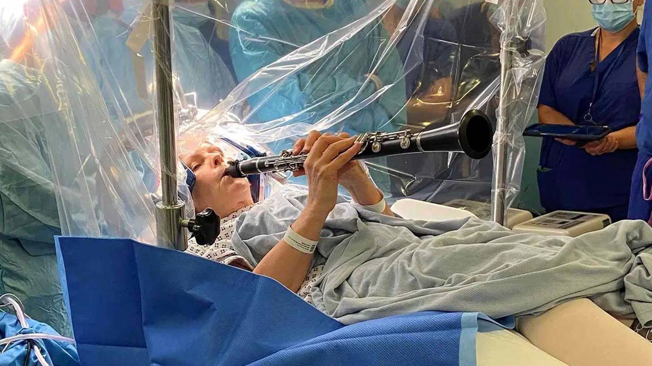 Parkinson hastası ameliyat masasında klarnet çaldı