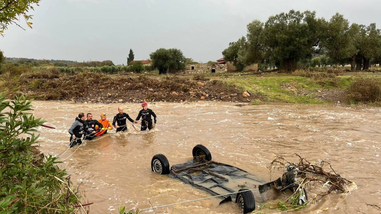 İzmir Foça'daki sel felaketinde bir vatandaş kayboldu! 