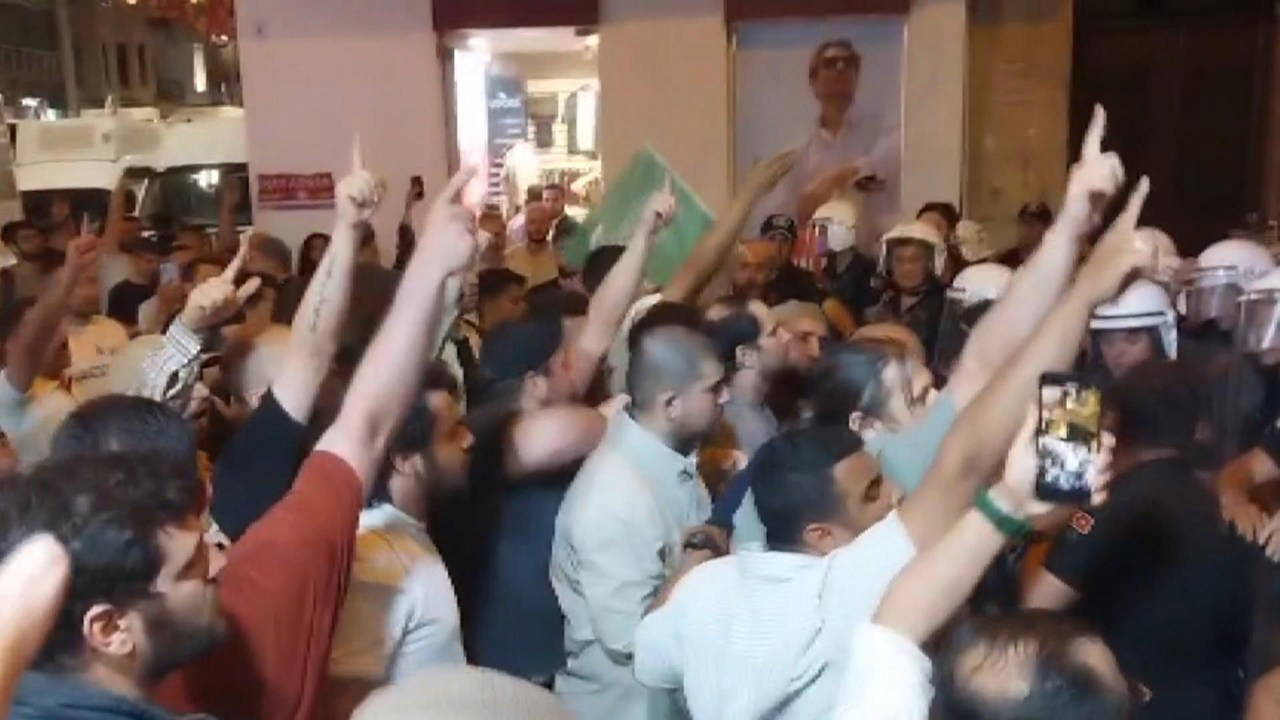 'Yobaz güruhlara boyun eğmeyeceğiz'