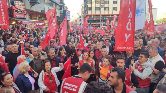  İstanbullular sokağa akın etti! 