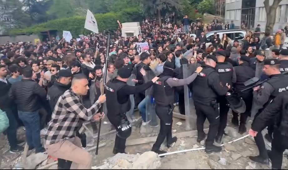 Boğaziçi'nde ‘Nureddin Yıldız’ protestosuna müdahale
