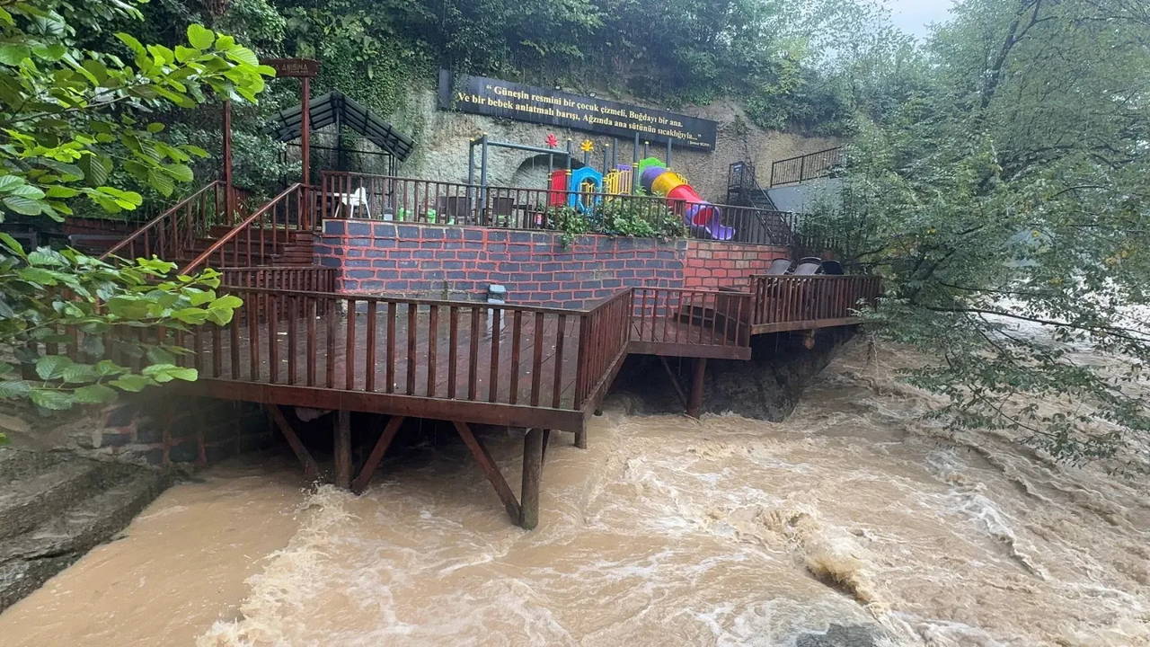 Giresun'da sağanak nedeniyle mahsur kalan 19 kişi kurtarıldı