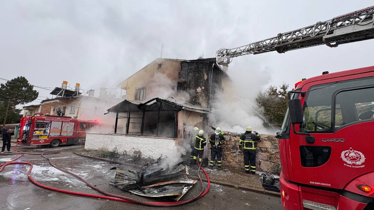 Sivas'ta kundaklama şüphesi... Yangını izleyen kişiye gözaltı!
