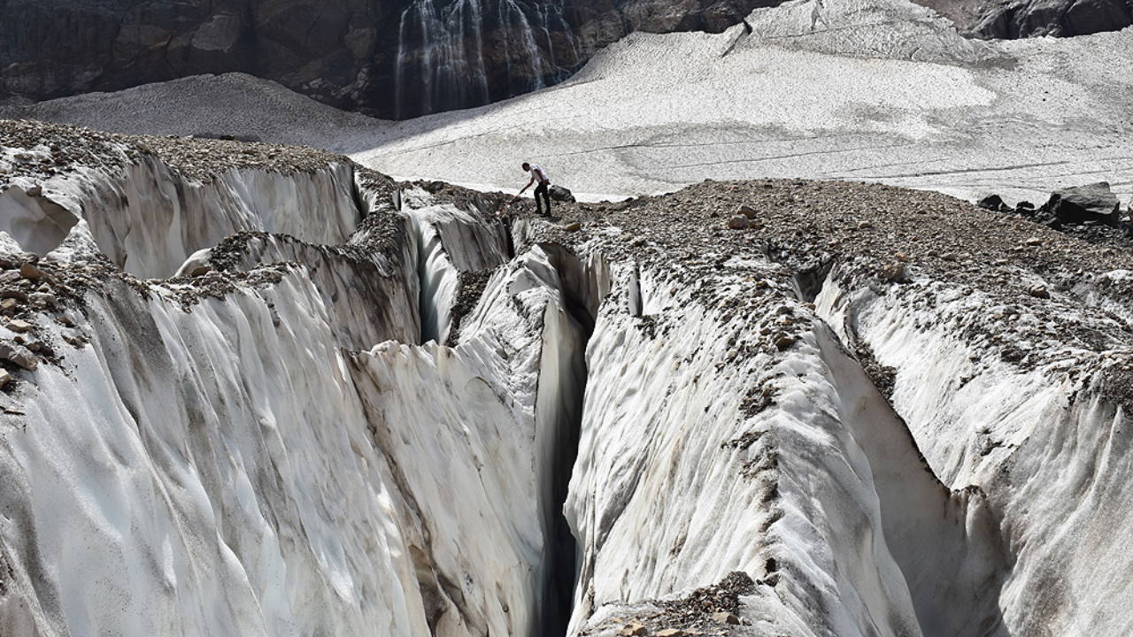 Hakkari'deki 20 bin yıllık buzullarda erime