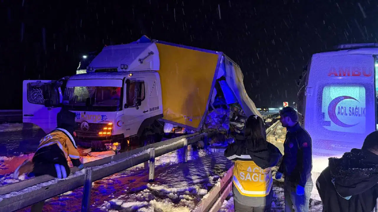 Kars'ta feci kaza... Yolcu otobüsü kamyona çarptı: Yaralılar var!