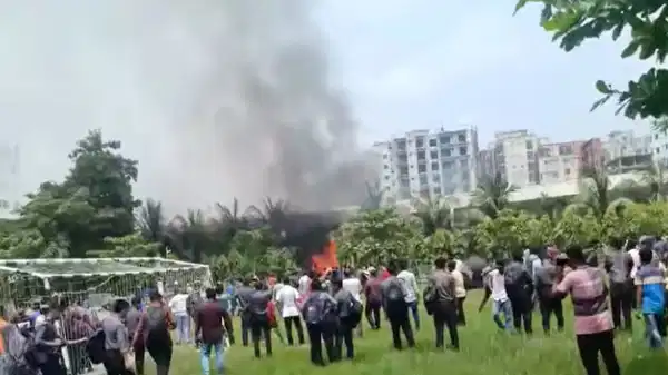 Bangladeş'te savaş uçağı üniversite kampüsüne düştü!