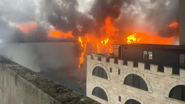 Ataşehir'de 4 katlı işyerinde yangın!