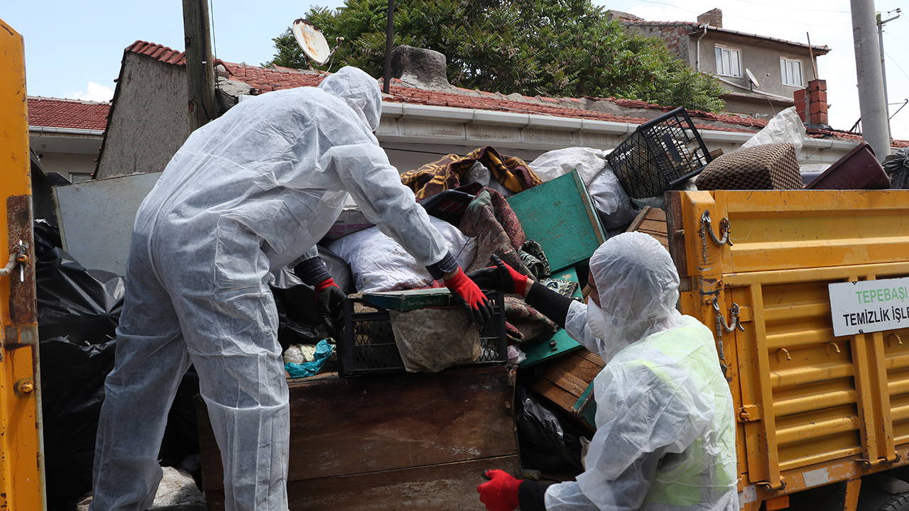 Kötü kokular gelen evden 4 kamyonet çöp çıktı