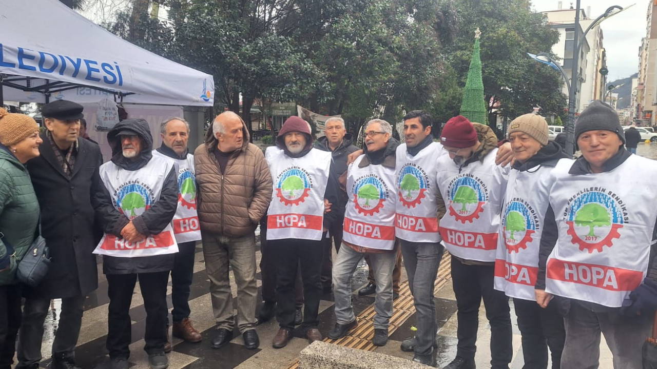 Hopa’da emeklilerin oturma eylemi halaylarla sona erdi